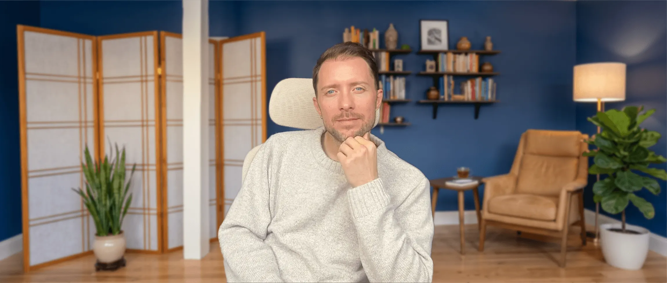 Simon Karim sitzt nachdenklich in seiner Praxis