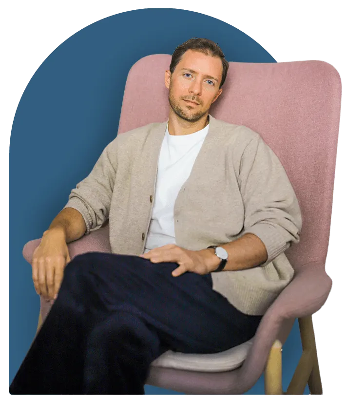 Simon Karim sitzt in einem Sessel in seiner Praxis in Berlin