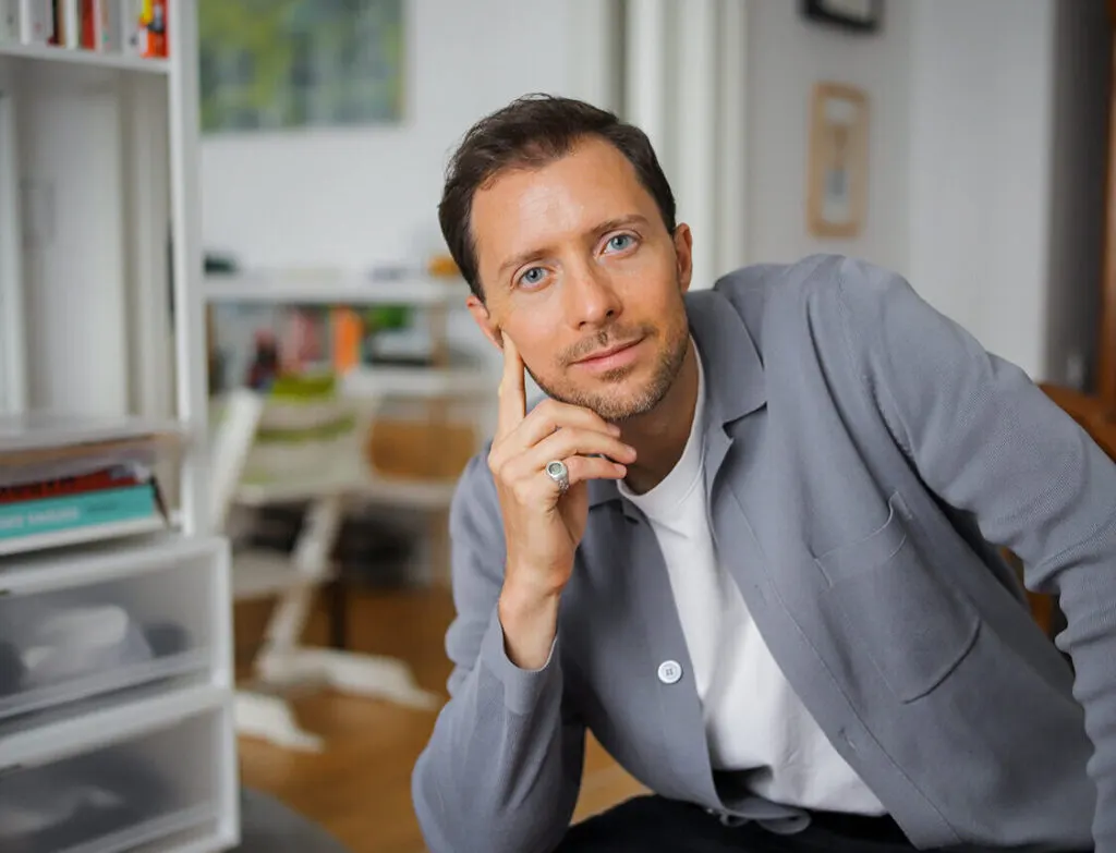 Simon Karim in seinem Wohnzimmer
