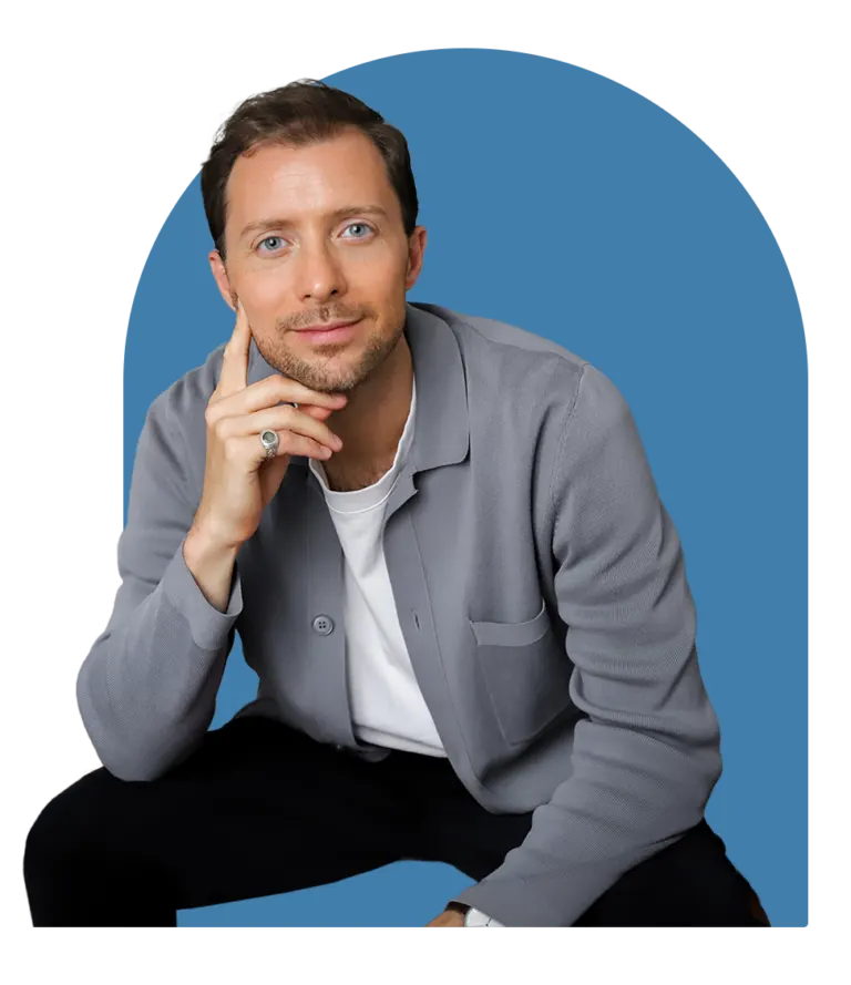 Simon Karim hockt und lächelt in die Kamera