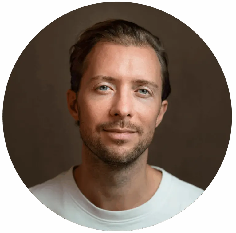 Simon Karim in seiner Praxis