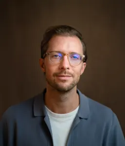 Porträt von Simon Karim mit Brille
