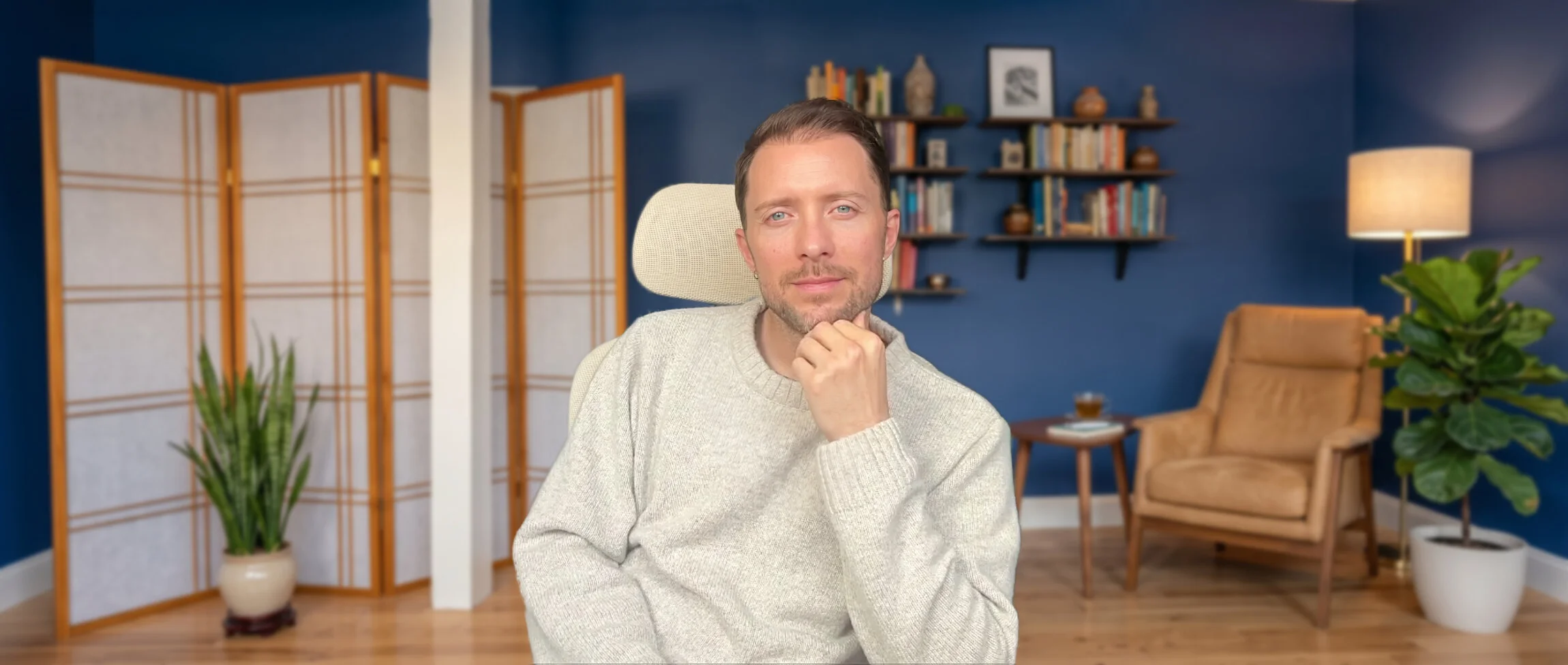 Simon Karim in seinem blauen Praxisraum