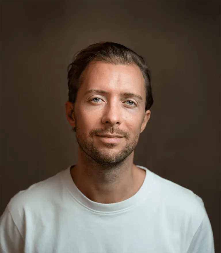 Simon Karim im Praxisraum