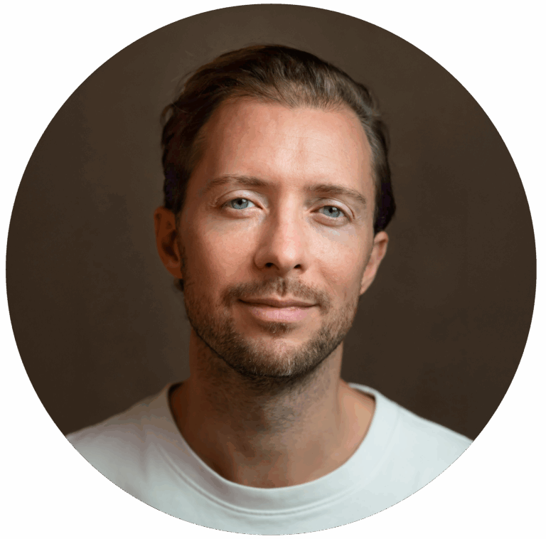 simon karim frembgen, psychotherapie und coaching berlin und online, foto im kreis